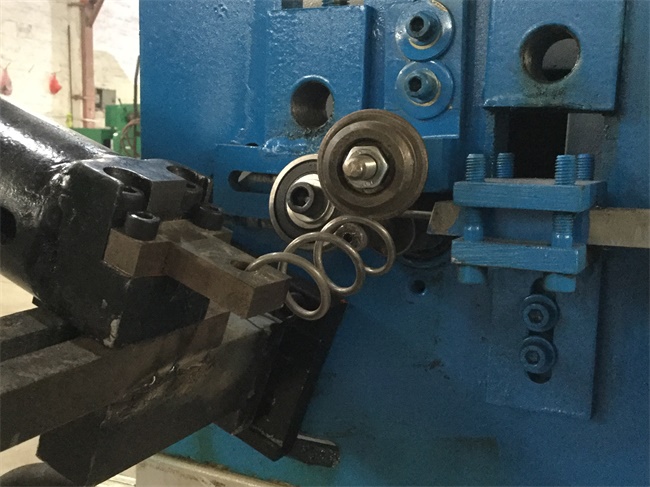 倉儲(chǔ)籠專用彈簧打圈機(jī)-信連成