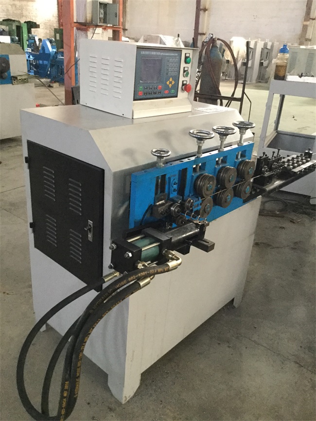 倉儲(chǔ)籠專用彈簧打圈機(jī)-信連成