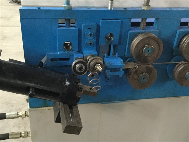 倉儲(chǔ)籠專用彈簧打圈機(jī)-信連成