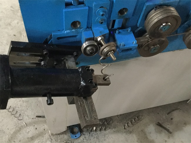 倉儲(chǔ)籠專用彈簧打圈機(jī)-信連成